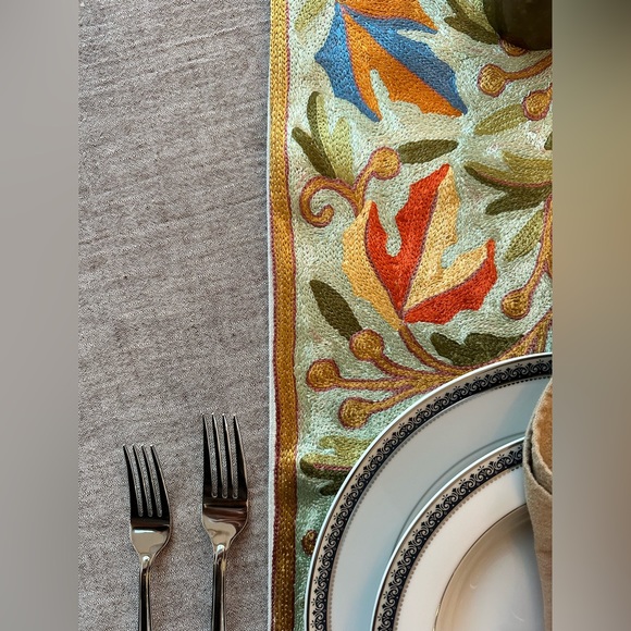 Hand embroidered table runner - Picture 3 of 5